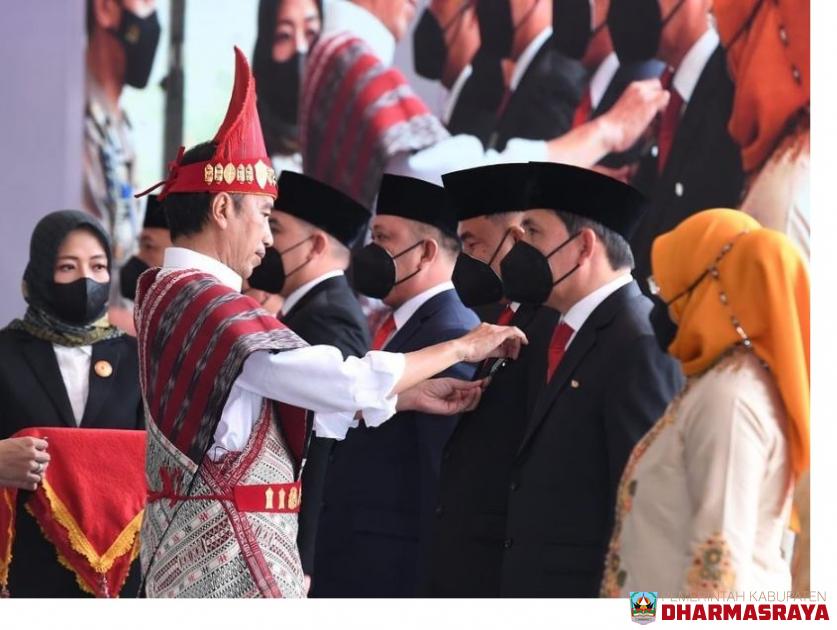 Bupati Dharmasraya di- Anugerahi Tanda Kehormatan Satyalancana Wira Karya (SWK) diberikan langsung oleh Presiden RI Joko Widodo