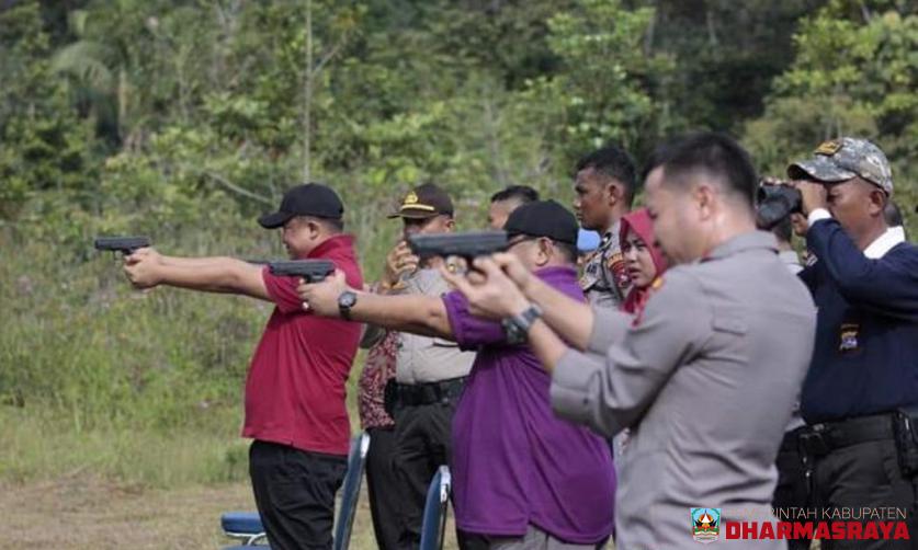 Bupati Sutan Riska Latihan Menembak Bersama Forkopimda