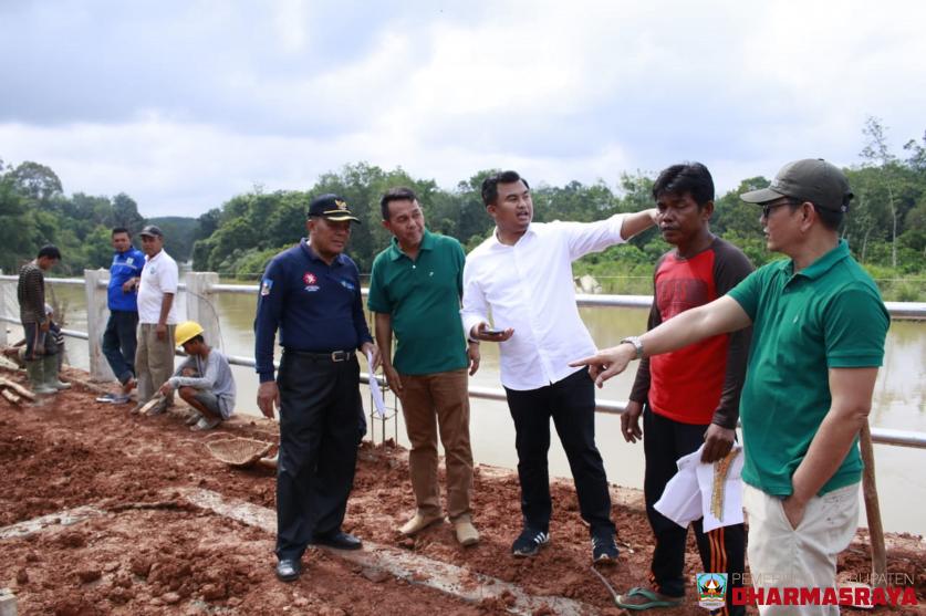 Bupati Tinjau Finishing Proyek Turap Piruko Siat