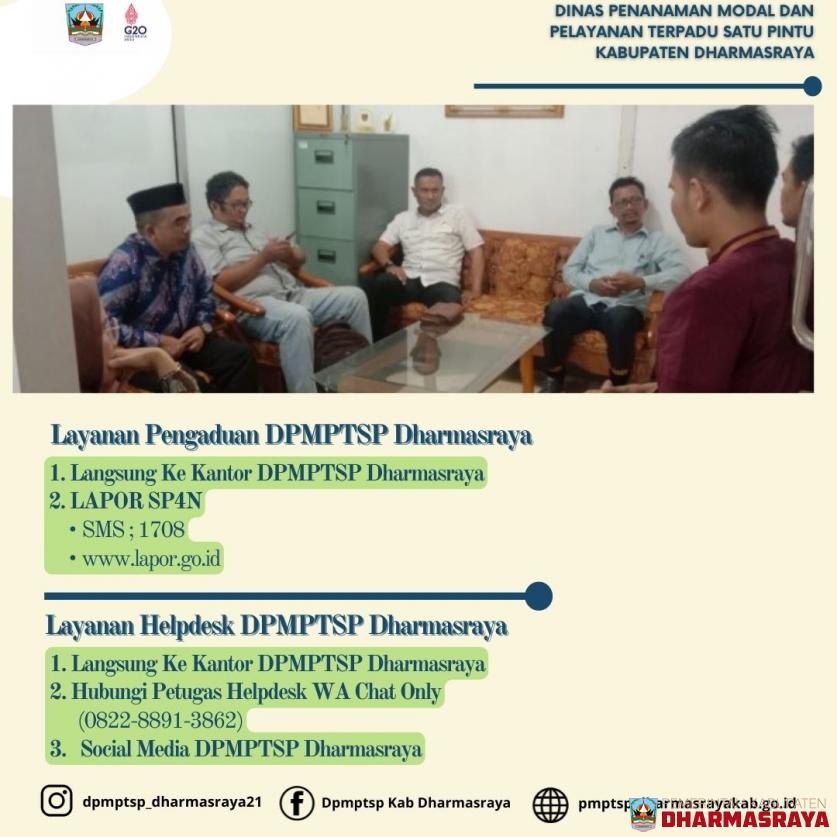 Petugas Layanan Pengaduan DPMPTSP Dharmasraya melayani pelaku usaha yang ingin berkonsultasi terhadap permasalahan perizinan.