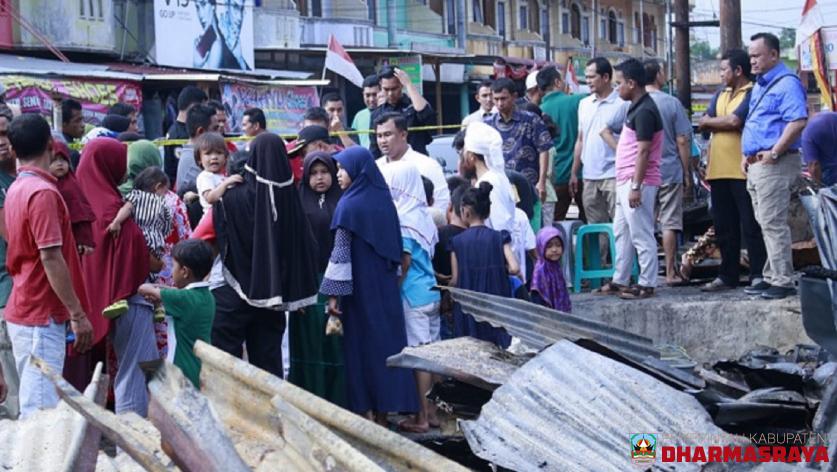 Untuk Ringankan Beban, Bupati Beri Bantuan Korban Kebakaran Pasar Koto Baru