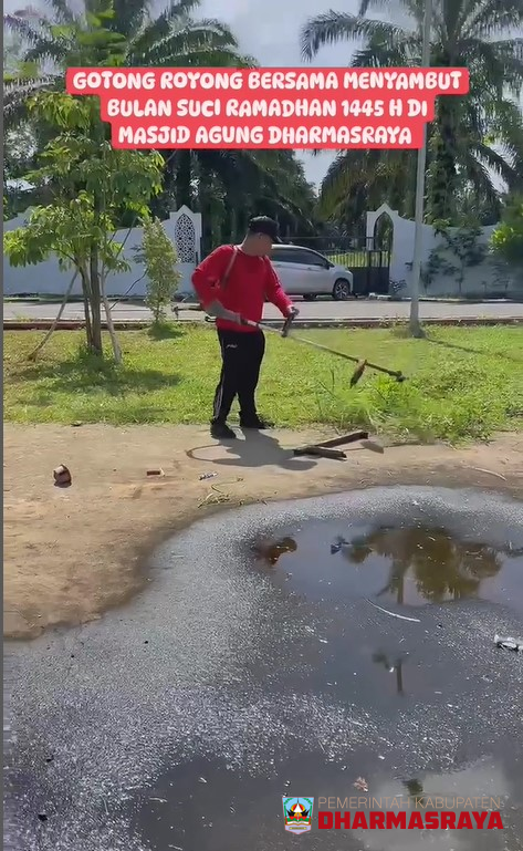 GOTONG ROYONG BERSAMA MENYAMBUT RAMADHAN 1445 H DI MASJID AGUNG DHARMASRAYA